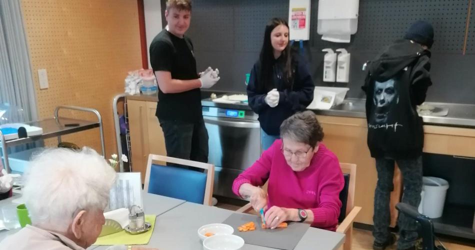 Die Schüler und Schülerinnen kochen mit den Bewohnern das Mittagessen