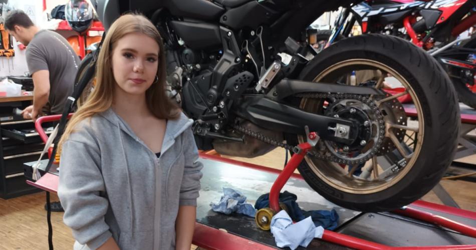 Emelie bei der Firma Zweirad Ginzinger