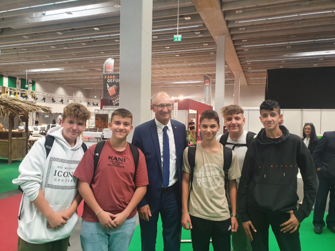 Schüler der PTS Axams mit LH A. Mattle bei der Innsbrucker Herbstmesse